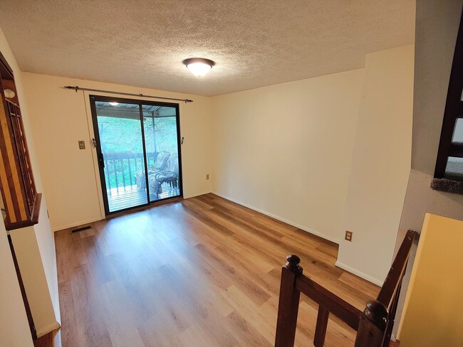 Building Photo - *Spacious & Conveniently Located 3BD/2.5BA Townhouse Available in Bethel Park*