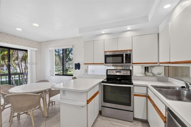 Building Photo - 5310 Fountains Dr S