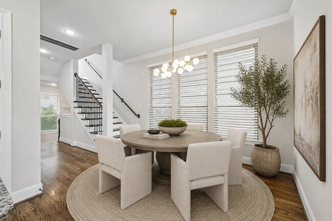 Building Photo - 1704 Oak Leaf Pass Dr