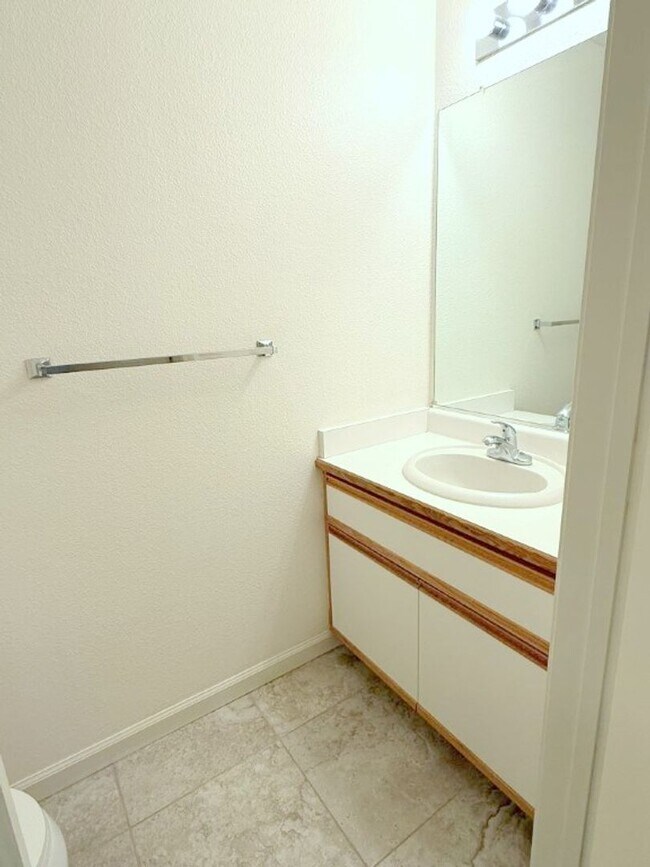 Building Photo - Fabulous Townhouse at Ashford Court - Close to BART, Downtown & Trails !