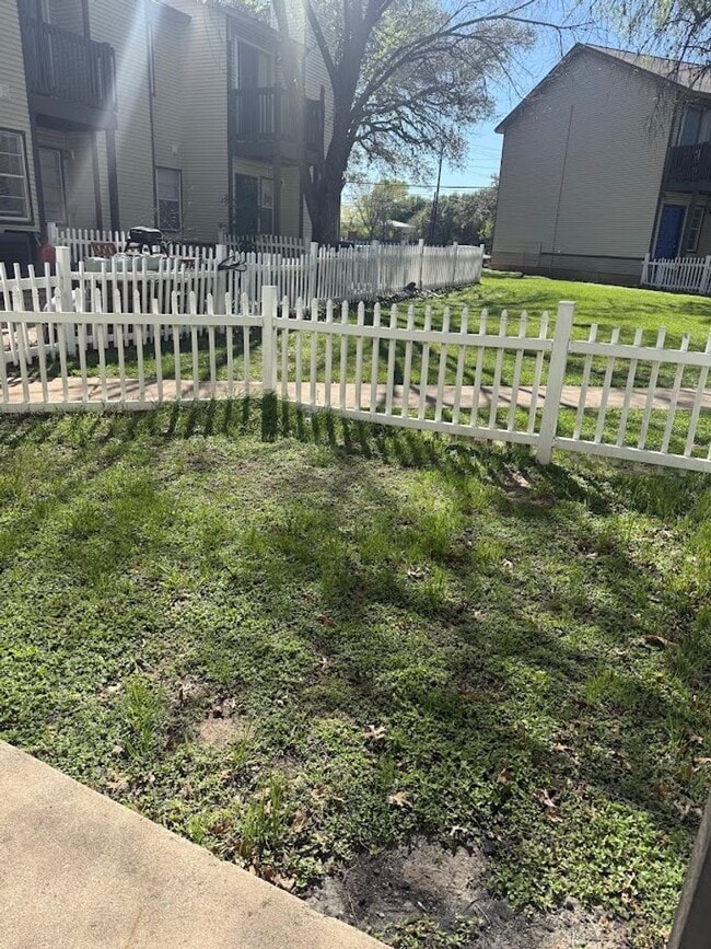 Building Photo - River Crossing - 2BD Townhome - Two Story - Near Downtown - Full Laundry - Small Yard - Reserved ...