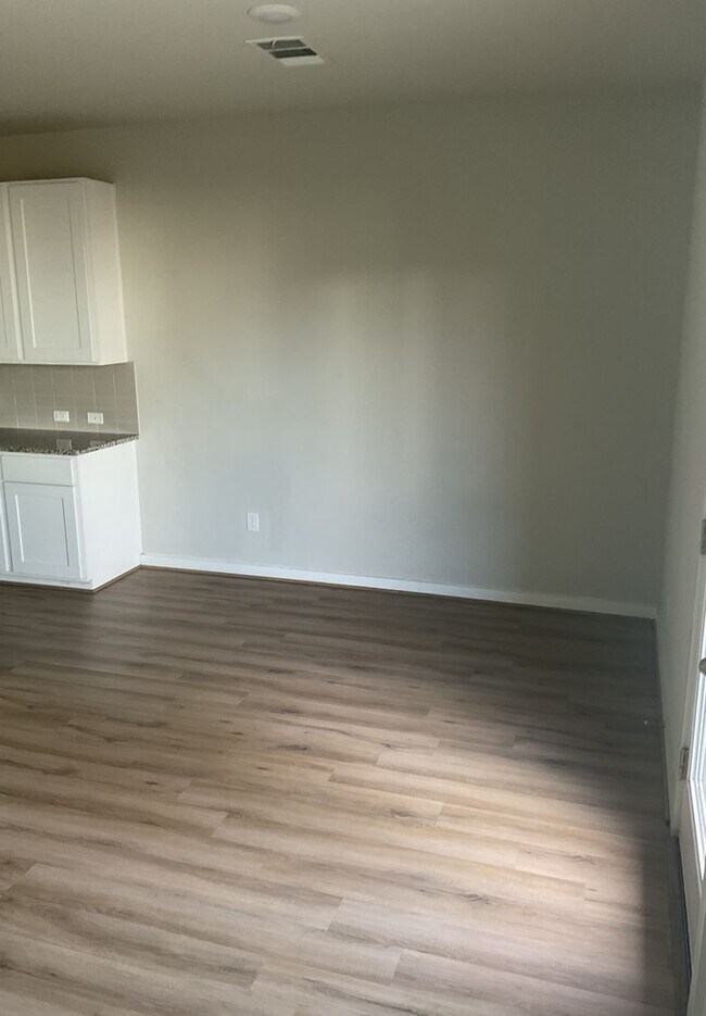 Building Photo - Available Now-Townhome