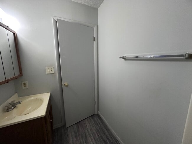 Building Photo - 1005-9 Oak-