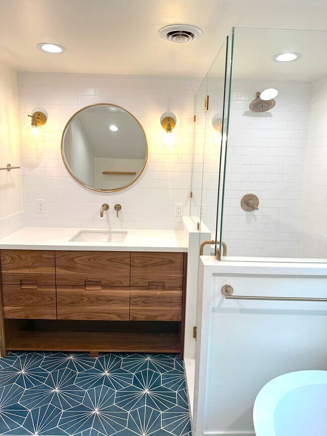 Building Photo - Beautiful 4- Bedroom North End Home