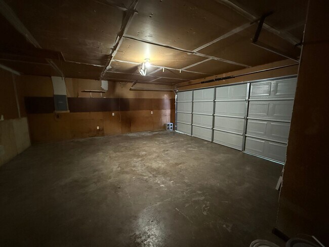 Building Photo - Nice and Spacious Home