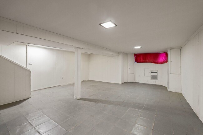 Building Photo - Spacious 6BR/1.5BA Row home