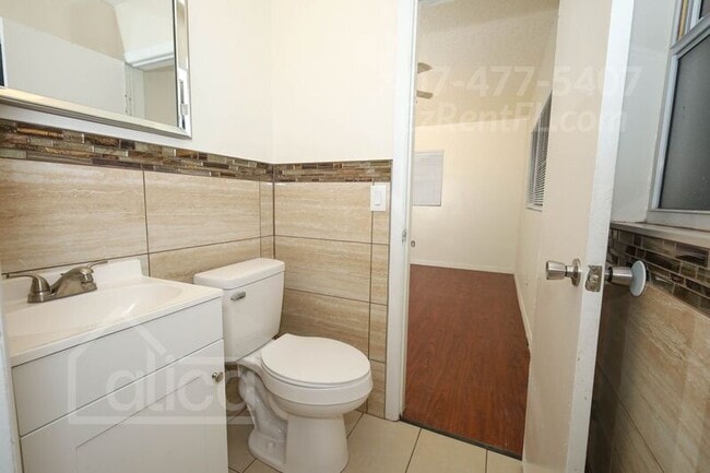 Building Photo - 6024 Oakcrest Cir