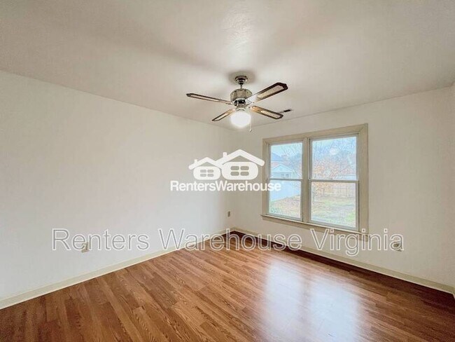 Building Photo - 352 Peace Haven Dr