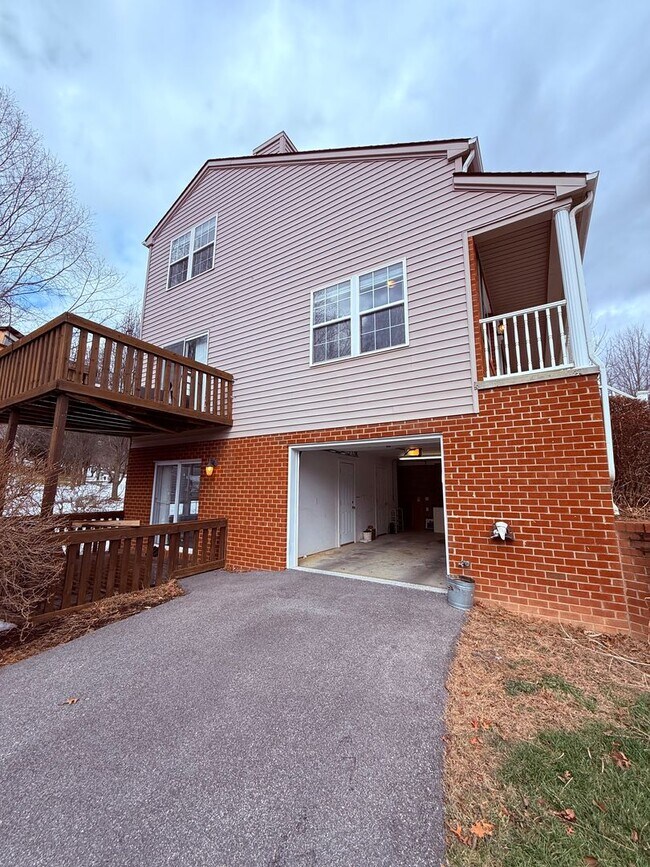 Building Photo - 170 Blue Leaf Dr NW