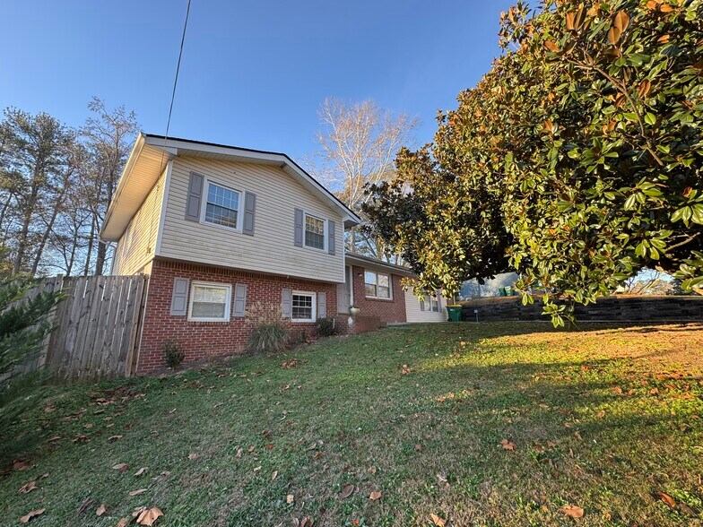 Building Photo - 114 Woodglen Dr