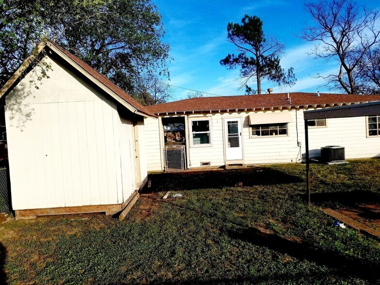 Building Photo - 127 20th Plz