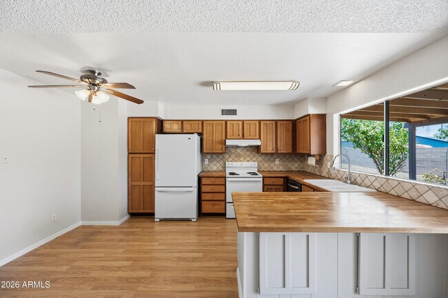 Building Photo - 2216 W Straford Dr