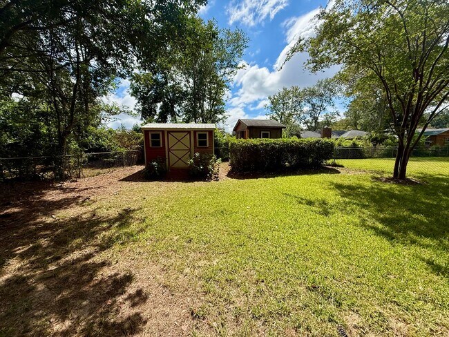 Building Photo - 4 Bedroom Brick Home in Alice Drive Area!