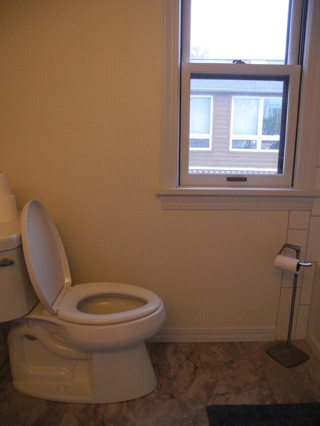 2nd Floor Bathroom - 946 W Shore Dr
