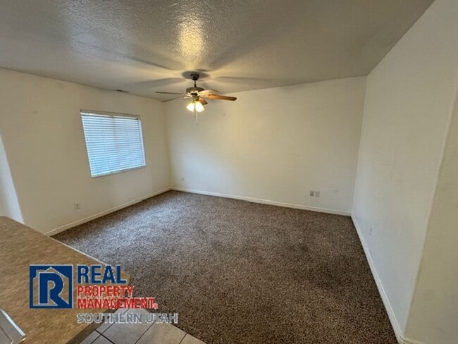 Building Photo - Spacious Townhome in Hidden Valley