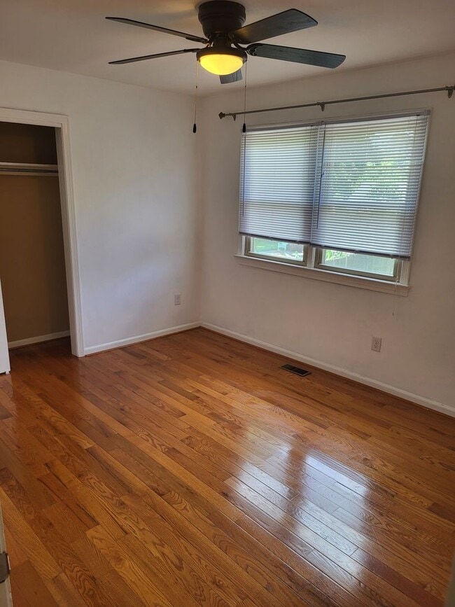 Building Photo - Downs1345-1347