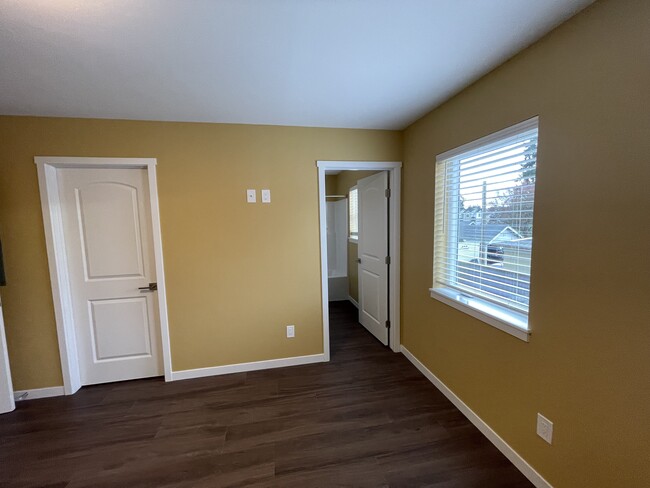 Building Photo - 5707 NE 74th Ct