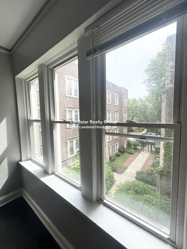Building Photo - 7344 N Damen Ave