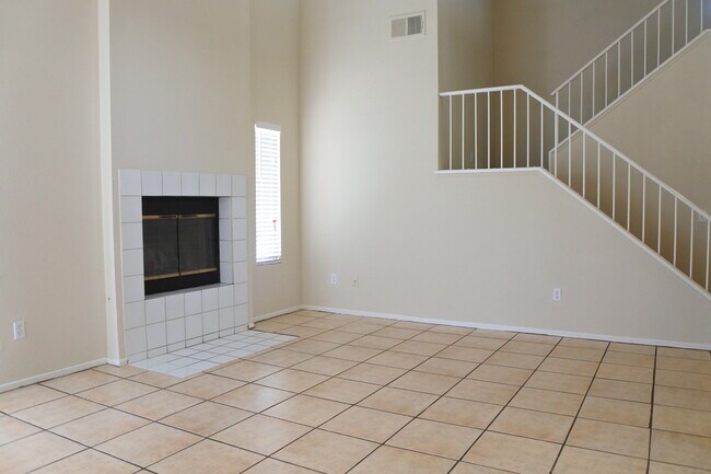 Building Photo - New Listing!