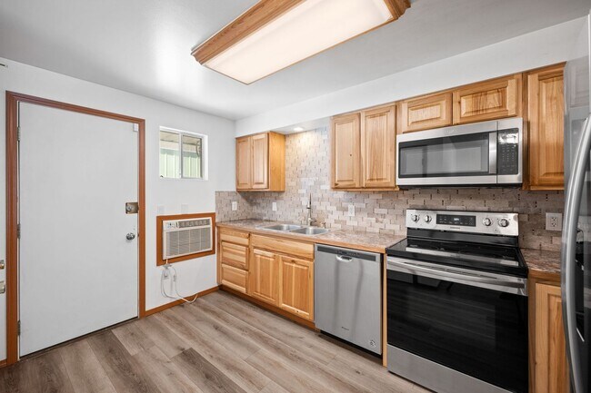 Building Photo - Large Central Valley Duplex - Available Now!