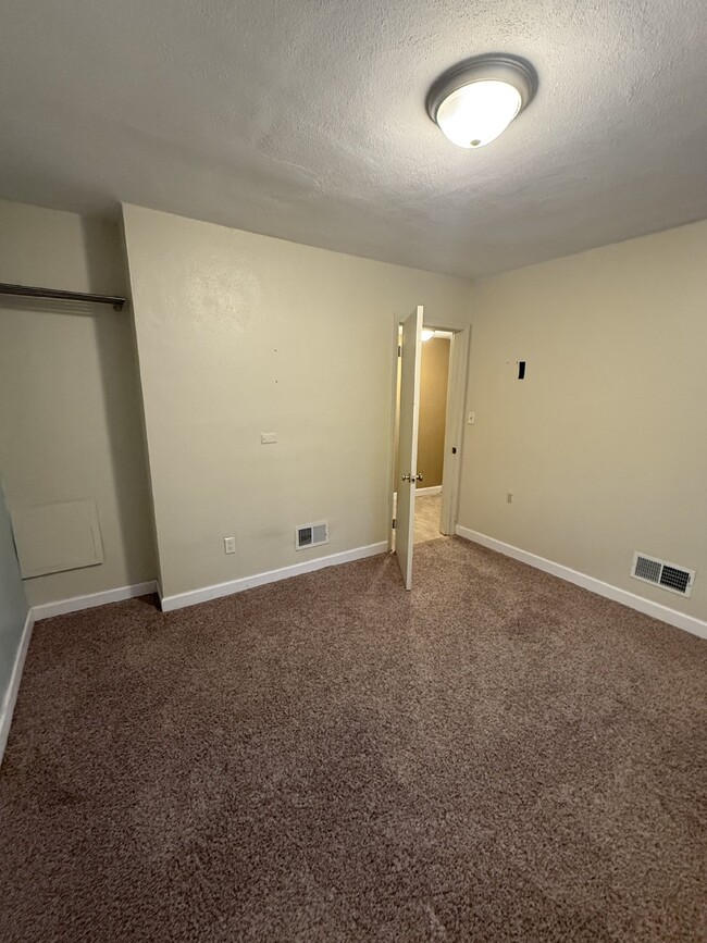 Building Photo - Private basement apartment with off street...