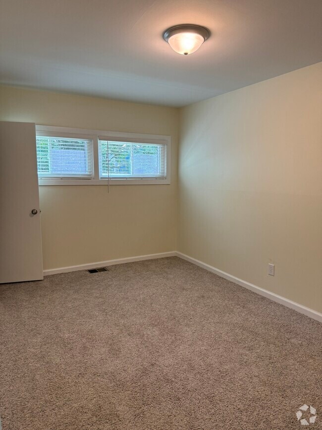 Building Photo - 922 Kramer Ave