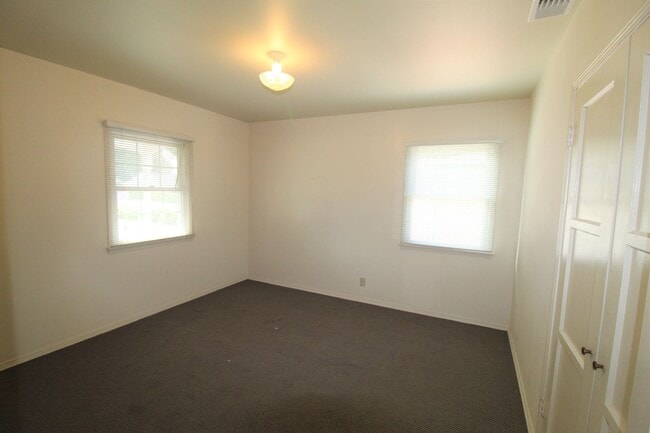 Building Photo - Quaint Home in Desirable Midtown Neighborhood!