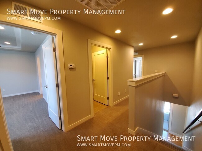 Building Photo - Executive East Boise Townhome on the Green...