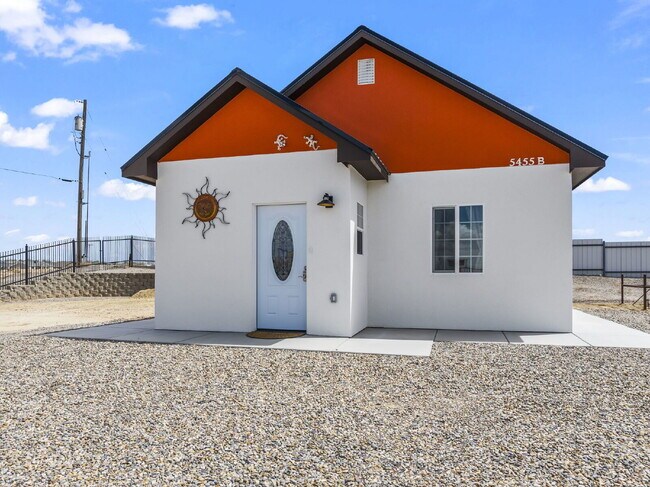 Building Photo - Stylish Furnished Tiny Home • 1 Bedroom • Laundry • Gated Community