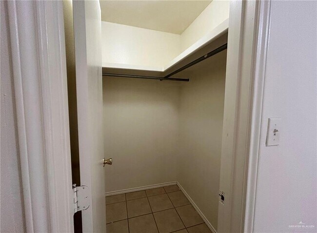 Building Photo - 16 E Quail St