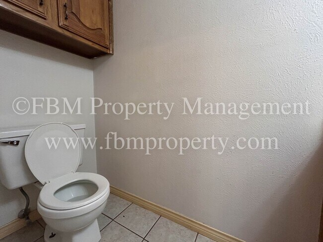 Building Photo - 103 Oak Creek Ct
