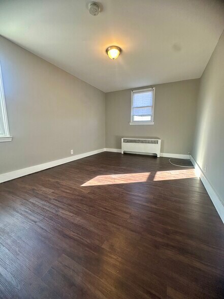 Building Photo - 1321 E Johnson St