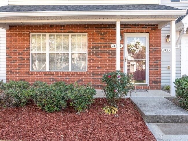 Building Photo - Super Townhouse with 2 MASTER BEDROOMS!