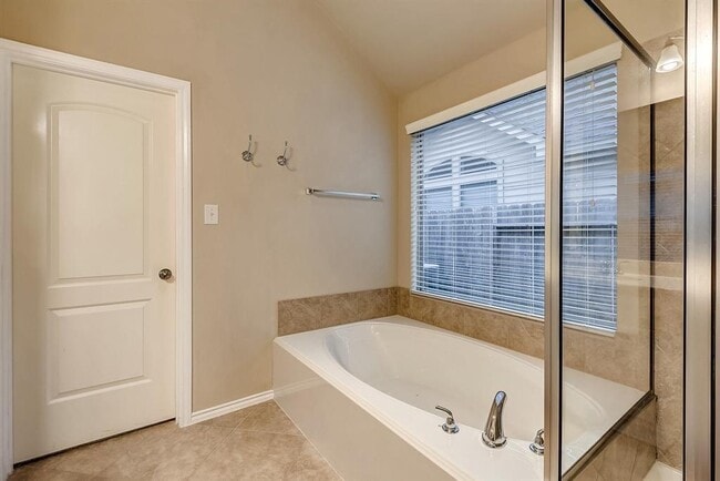 Building Photo - 5615 Stoneridge Ct