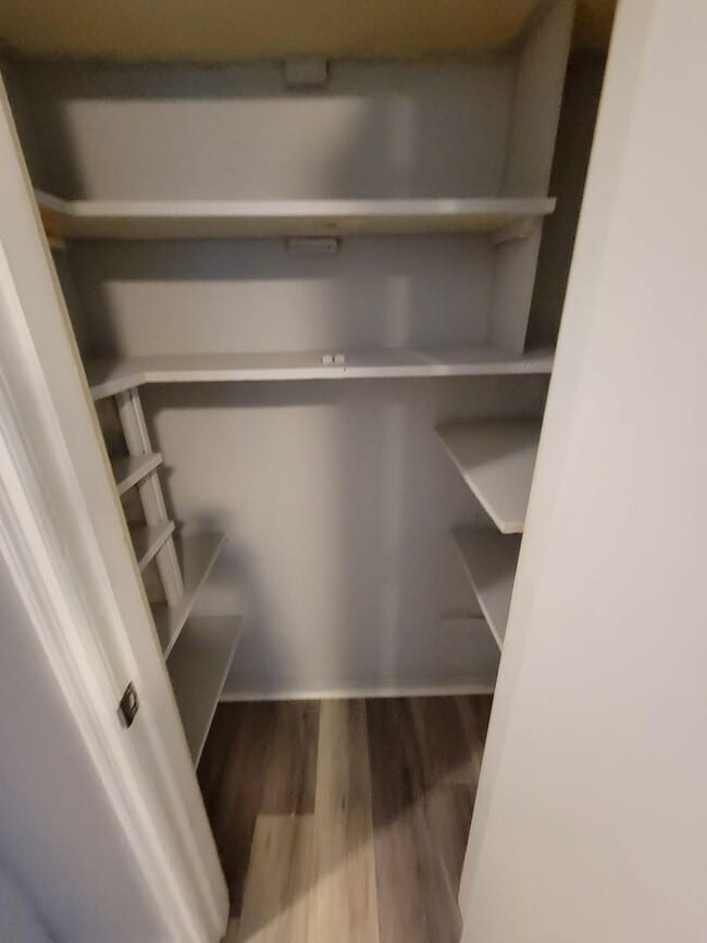 Building Photo - Your Cozy New Home Awaits in Burlington!