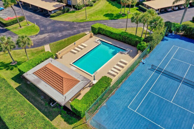 Building Photo - 5390 Woodland Lakes Dr