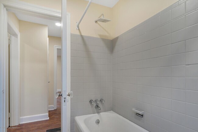 Building Photo - 407 Redmond Ave