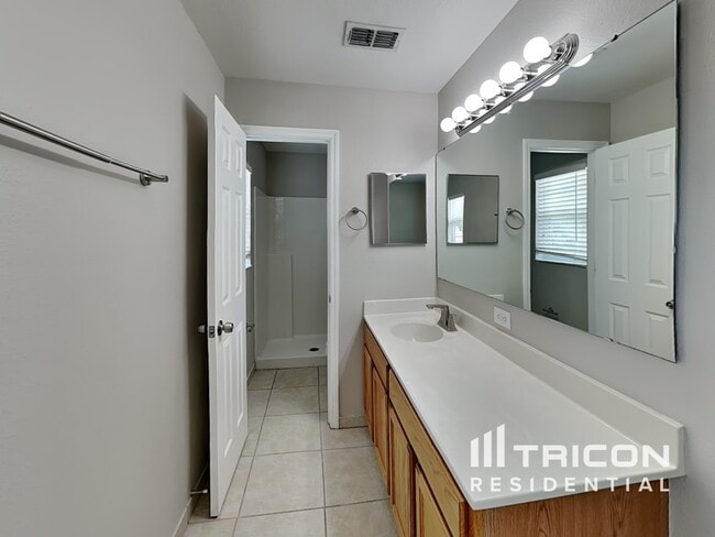 Building Photo - 12610 Lake Vista Dr