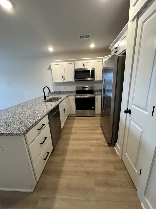 Building Photo - 347 Woods Rd