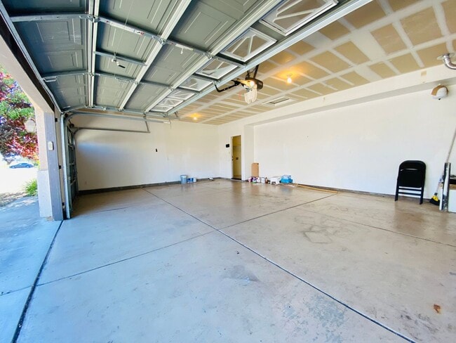 Building Photo - Spacious and Beautiful Home Close to a Huge Park