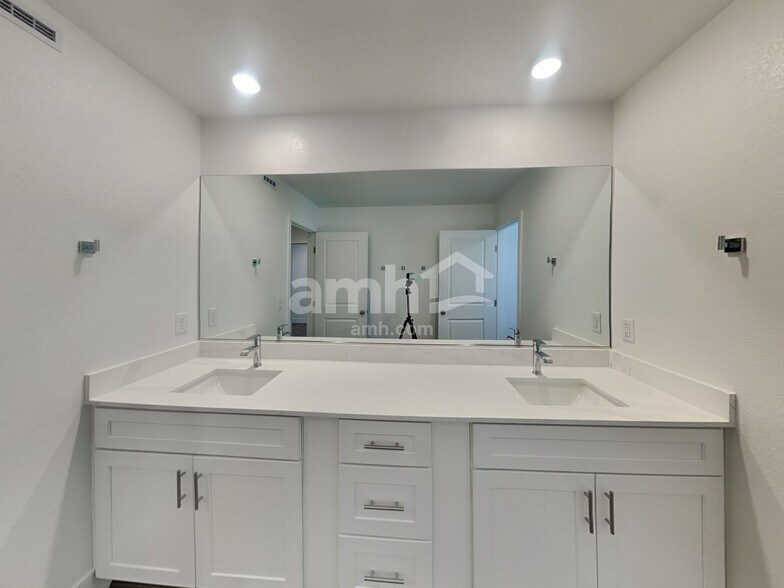 Building Photo - 8935 Dwarf Chin Ave