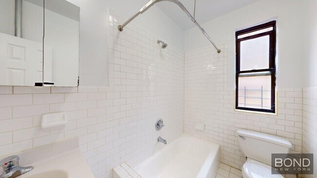 Building Photo - 620 W 171st St