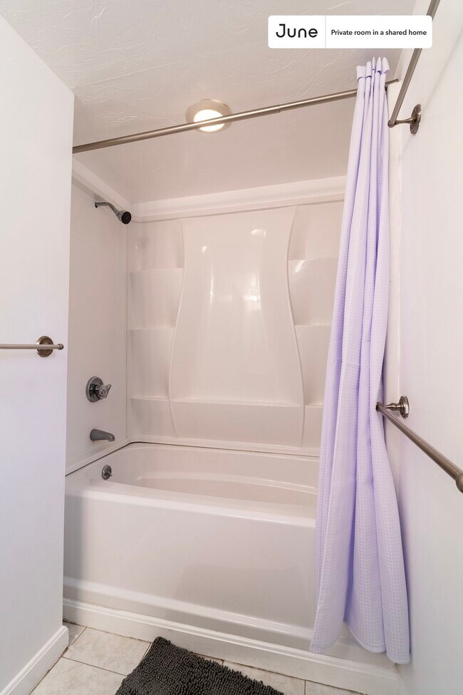 Building Photo - Room in Shared 4 bed/4 bath home