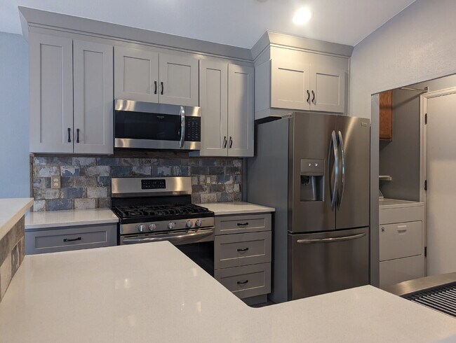 Building Photo - Super 3/2 ranch home!