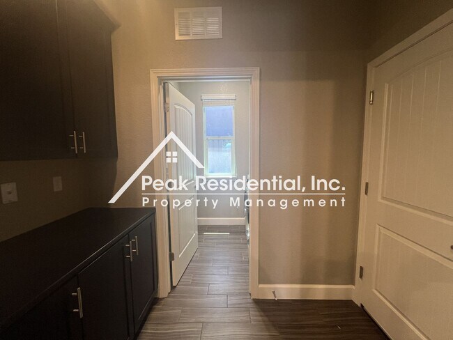 Building Photo - Spacious 4bd/3ba Elk Grove Home!