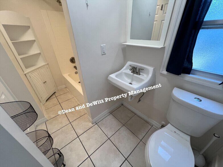 Building Photo - 1 Bed/1 Bath - Unit 12