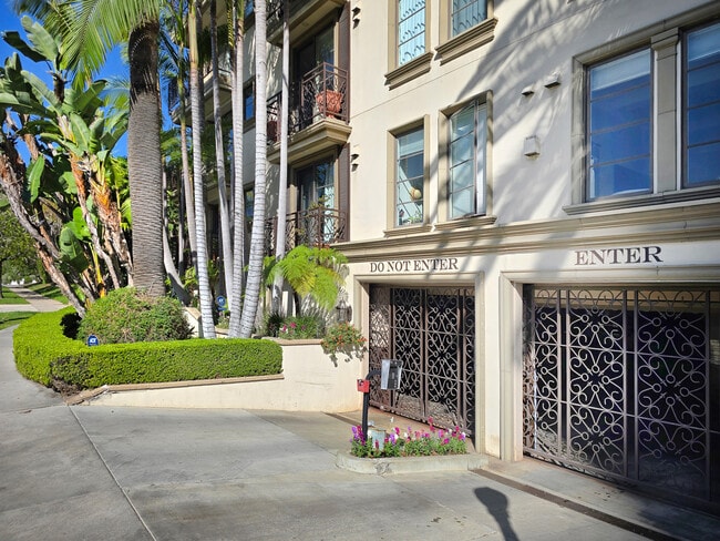 Building Photo - 10795 Wilshire Blvd