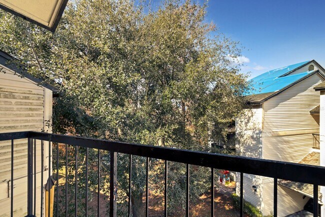 Building Photo - 1964 Lake Atriums Cir