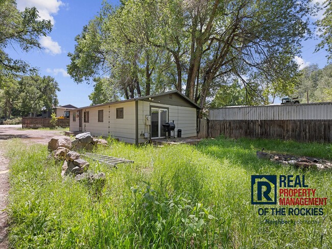 Building Photo - 2 Bed, 2 Bath with Yard, Parking & Laundry...