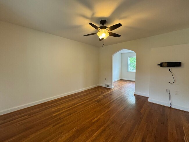 Building Photo - Charming 2 Bed 1 Bath Interior Townhome Wi...